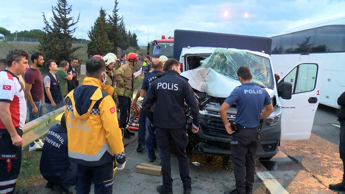 TEM'de iki kamyonet çarpıştı: 1'i ağır 2 yaralı 