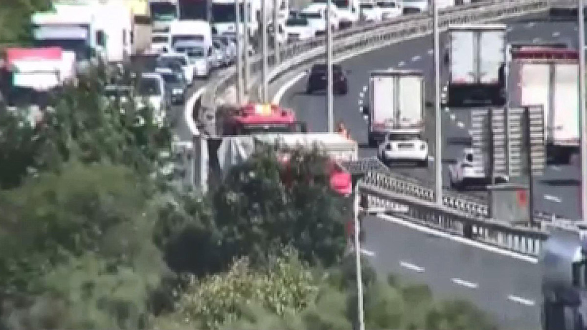 TEM'de kamyon devrildi, trafik yoğunluğu yaşanıyor