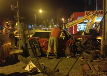 TIR'a çarpan otomobil hurdaya döndü: 3 yaralı