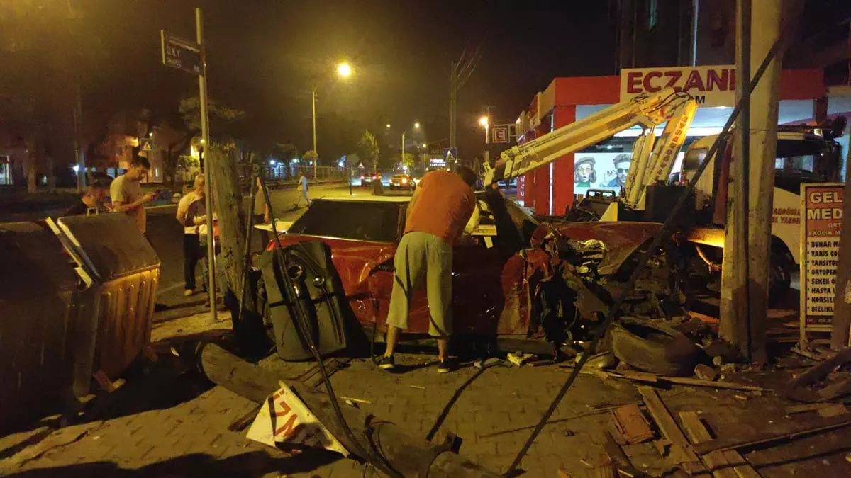 Tir'a çarpan otomobil hurdaya döndü: 3 yaralı
