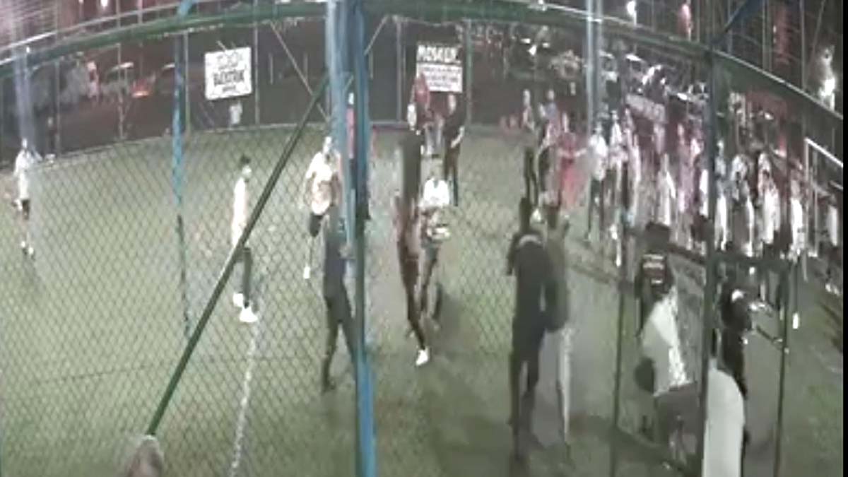 Tabancayla halı sahaya girip rastgele ateş açtı