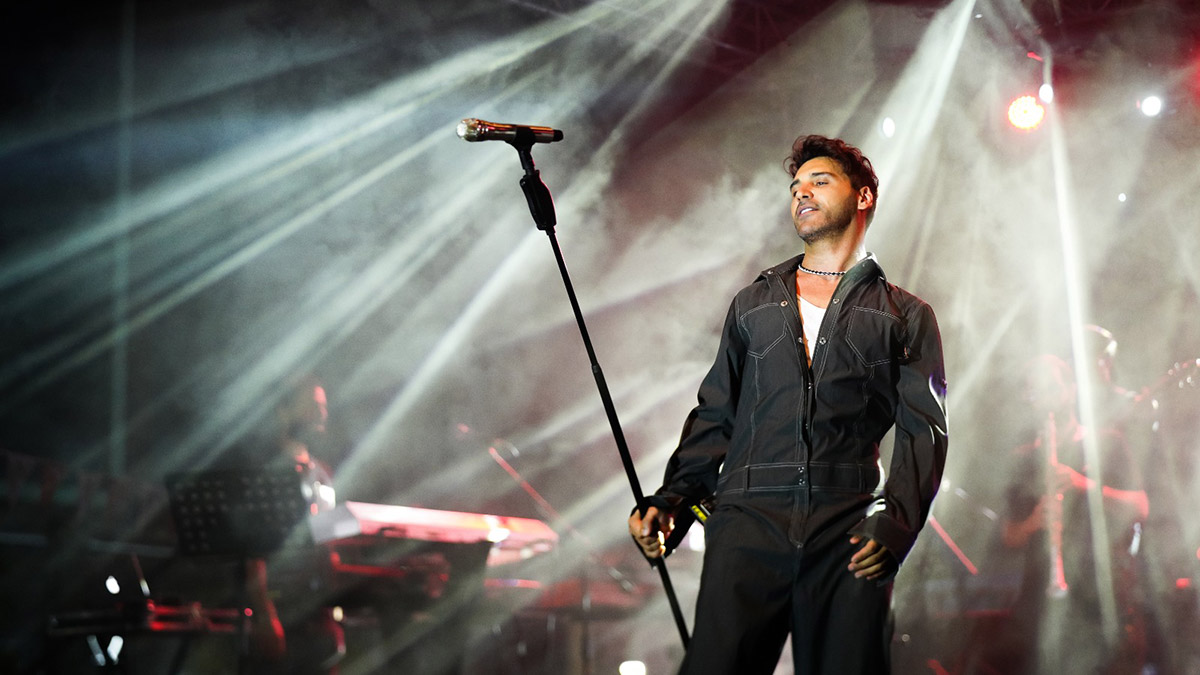 Taburcu olan Emre Kaya sahneye çıktı