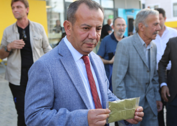 Tanju Özcan, HDP Genel Merkezi'ne kına gönderdi