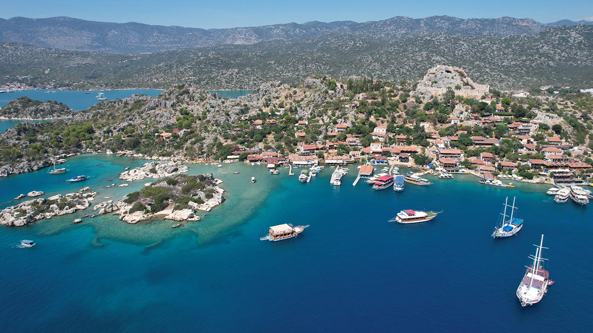 Tekneyle ulaşılabilen Kaleköy, tatilcilerin gözdesi