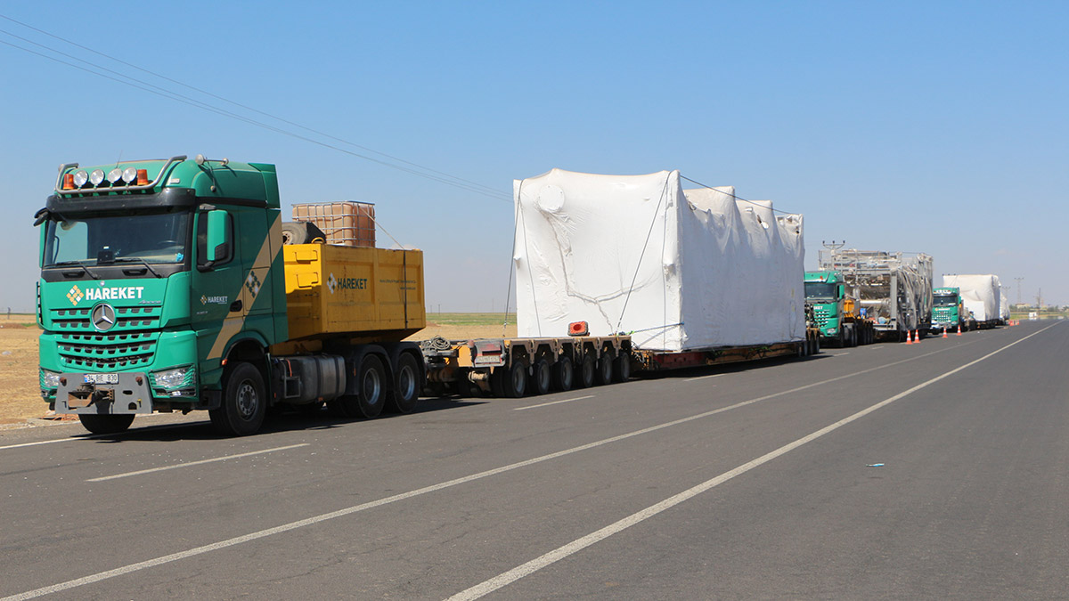 Termik santral parçaları taşıyan 4 TIR Habur'da