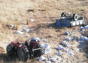Traktör şarampole devrildi: 2 ölü, 1 yaralı