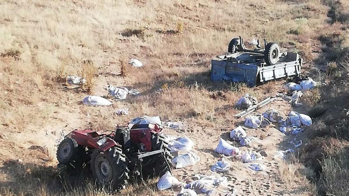 Traktör şarampole devrildi: 2 ölü, 1 yaralı
