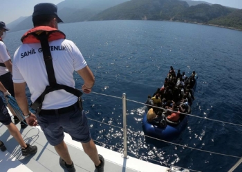 Türk kara sularına itilen 45 kaçak göçmen kurtarıldı