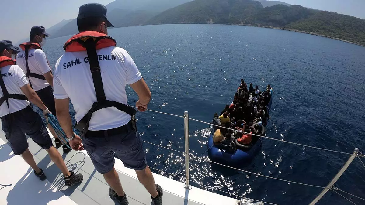 Türk kara sularına itilen 45 kaçak göçmen kurtarıldı
