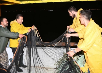 Tuzla'da balıkçılar sezonun ilk ağlarını attı
