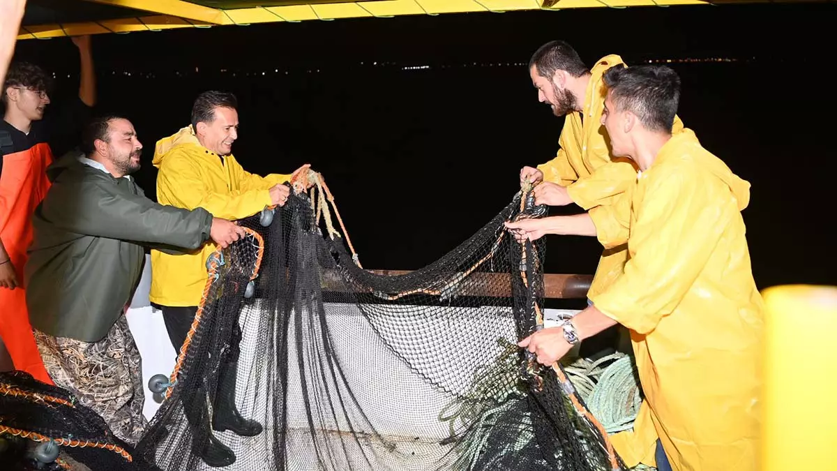 Tuzla'da balıkçılar sezonun ilk ağlarını attı