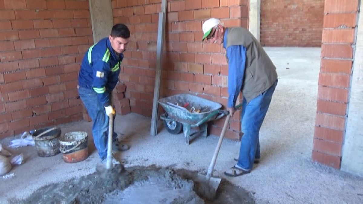 Ücretsiz düğün için mahalleli duvar örüyor