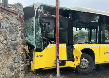 Ümraniye'de İETT otobüsü duvara çarptı: 2 yaralı