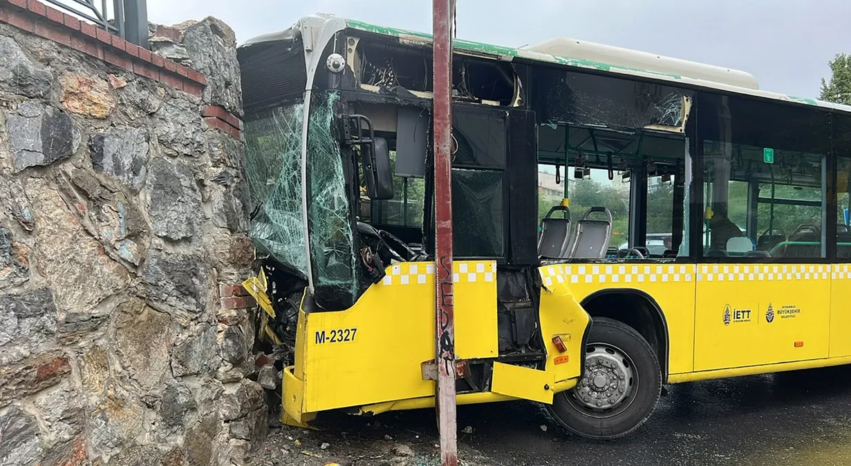 Ümraniye'de i̇ett otobüsü duvara çarptı: 2 yaralı