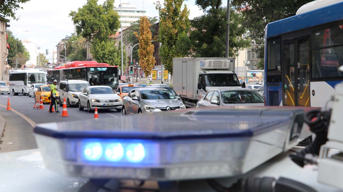 Usulsüz çakar kullanan sürücüye para cezası