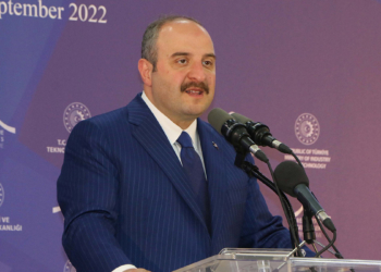 Varank: 37 milyar dolar turizm geliri bekliyoruz