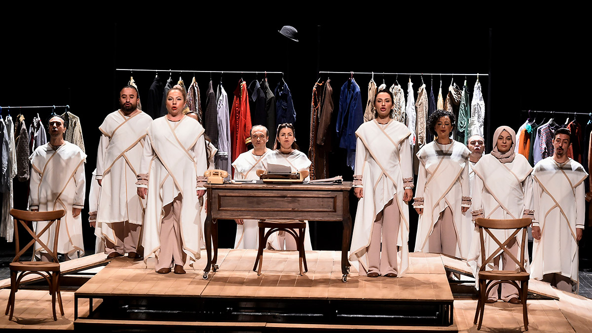 'Gözlerimi Kaparım Vazifemi Yaparım' oyunu perdelerini açtı