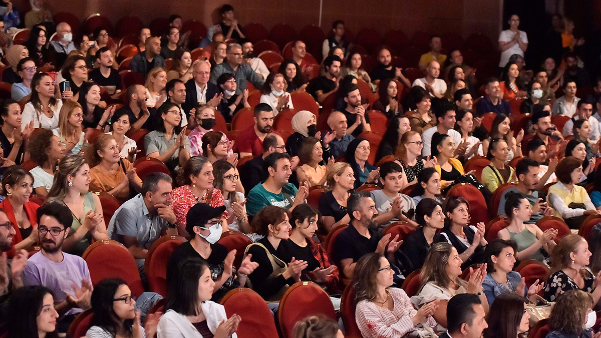 Ankara’yı kültür ve sanatın Başkenti yapmak için çalışmalarını sürdüren Büyükşehir Belediyesi, tiyatro sezonunu Haldun Taner’in ‘Gözlerimi Kaparım Vazifemi Yaparım’ oyunu ile açtı. Erdal Ozan Metin’in yönettiği oyun, Gençlik Parkı’ndaki ABB Şehir Tiyatroları’nda sanatseverlerle buluştu.