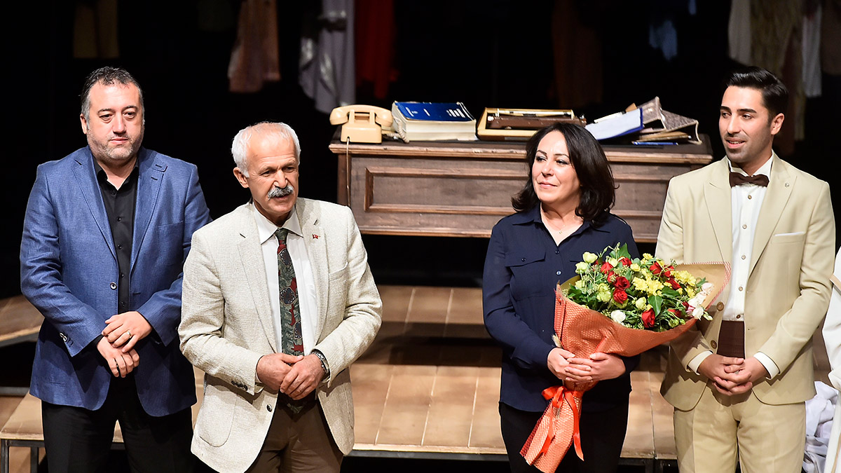 'Gözlerimi Kaparım Vazifemi Yaparım' oyunu perdelerini açtı