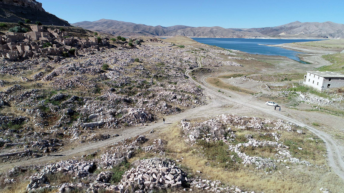 Yamula Barajı'nda sular çekildi; eski yapılar çıktı