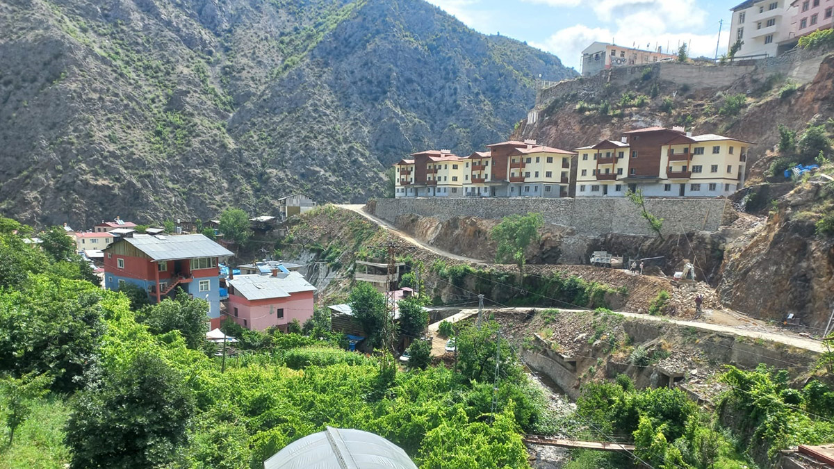 Yanan Dereiçi köyü yeniden inşa edildi