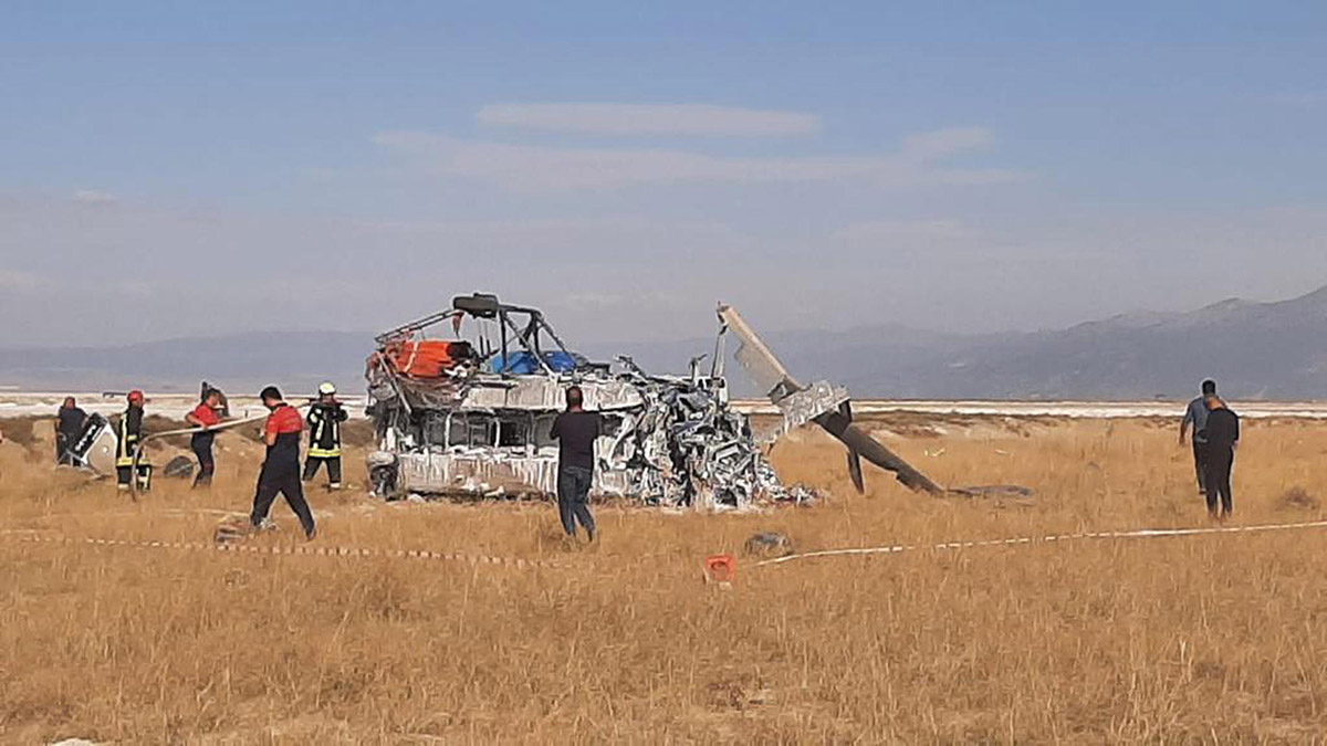 Yangına müdahaleye giden helikopter düştü