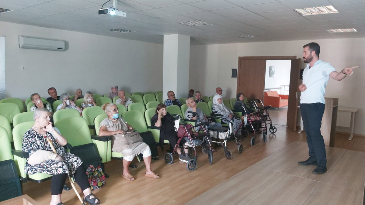 Yaşlılara dijital ve finansal okuryazarlık eğitimi