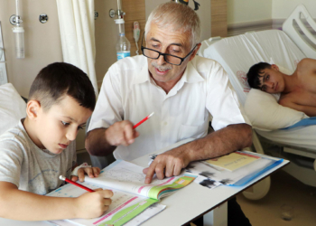 Yatarak tedavi gören çocuklara hastane sınıfı