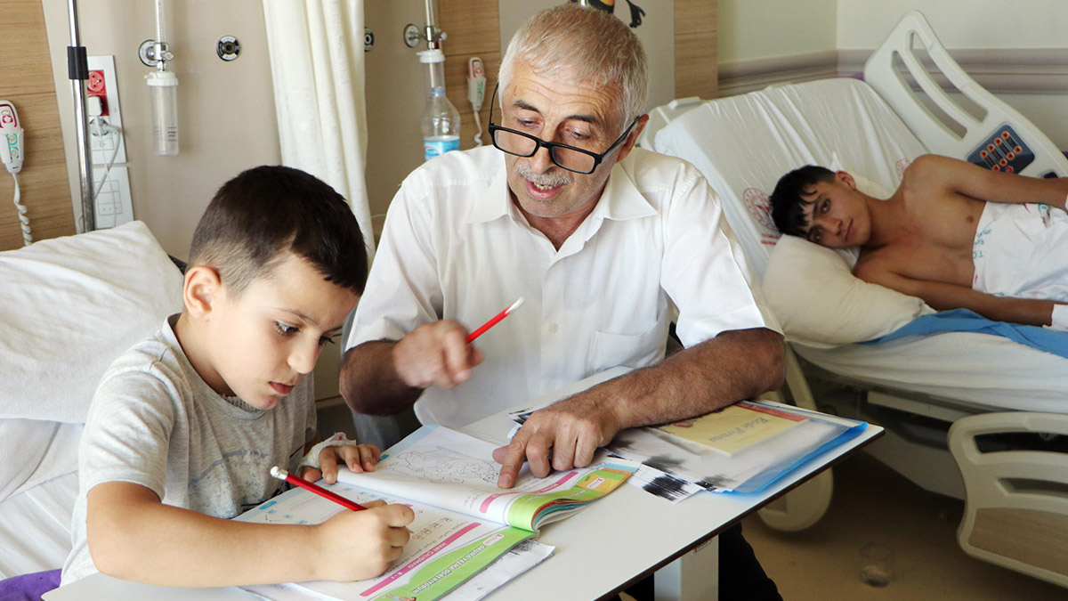 Yatarak tedavi gören çocuklara hastane sınıfı