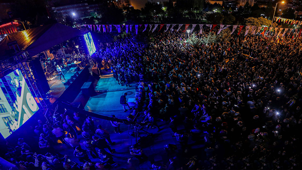 Yenimahalle 90lar festivalinde burak kut ruzgari 2 - haberler - haberton