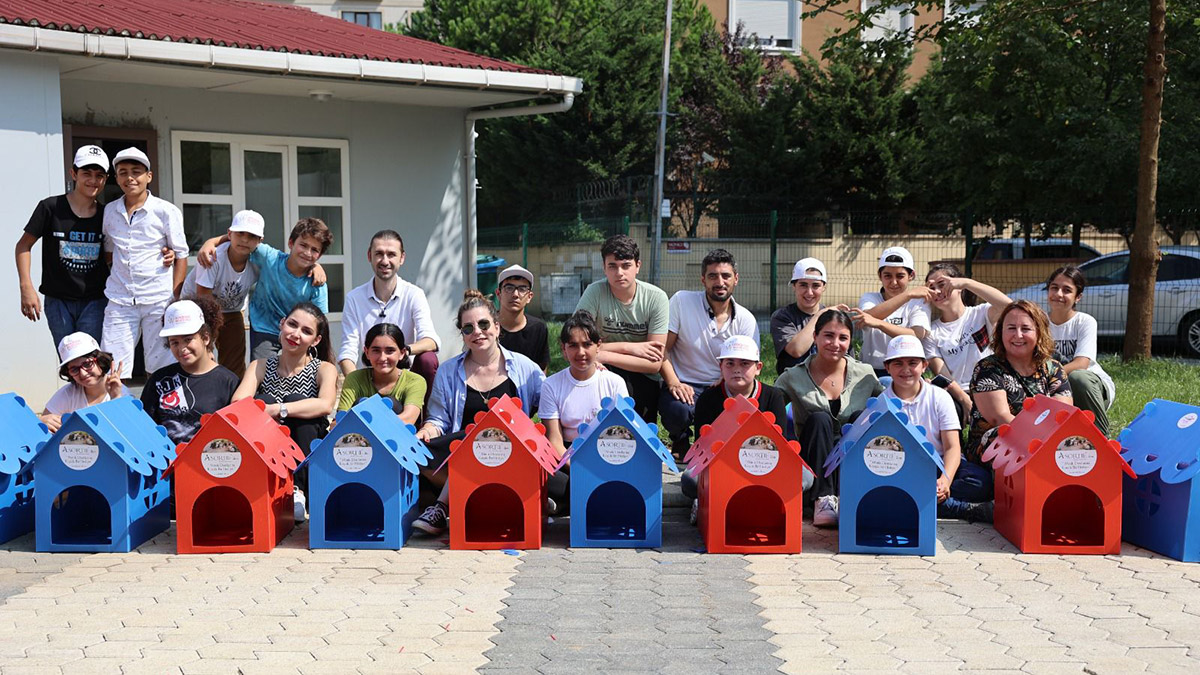 Yerli mobilya şirketi Ataşehir’e 50 kedi evi bağışladı