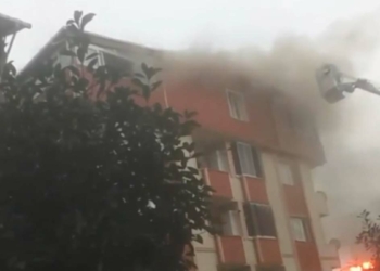 Yıldırım düşen apartmanın çatısı yandı