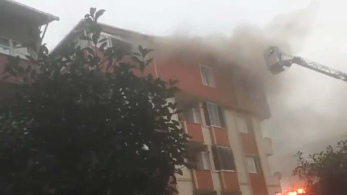 Yıldırım düşen apartmanın çatısı yandı