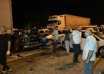 Yola yakıt aktı, 23 araç birbirine girdi: 21 yaralı