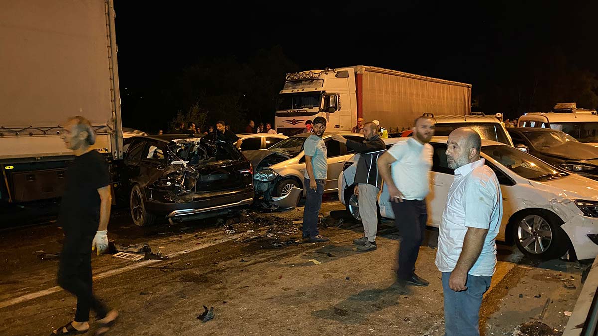 Yola yakıt aktı, 23 araç birbirine girdi: 21 yaralı