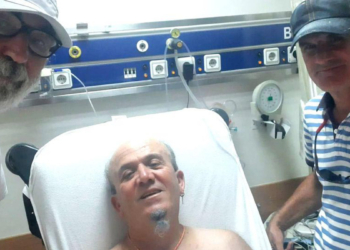 Yüzlerce arının saldırısına uğradı
