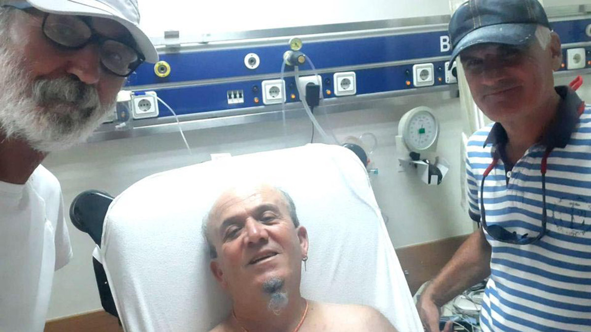 Yüzlerce arının saldırısına uğradı