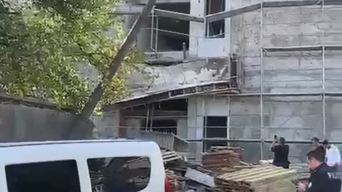 Okul inşaatında çökme; 2 yaralı