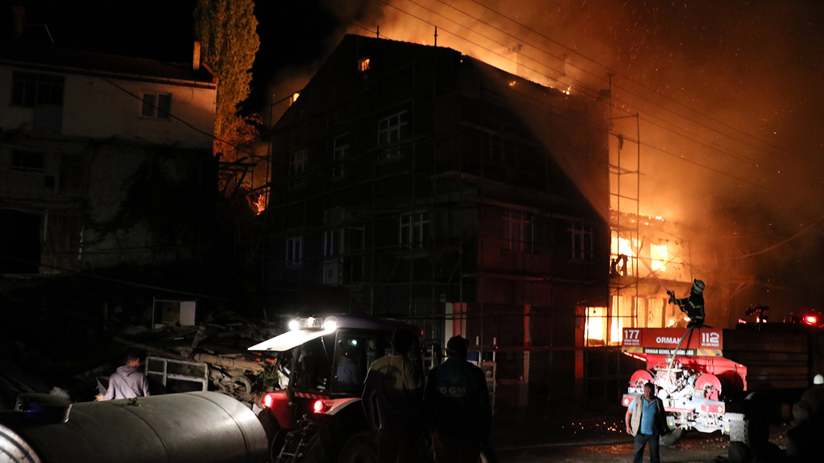 Afyonkarahisar'da yangında 3 ev kül oldu