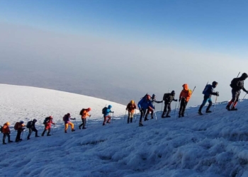 Ağrı Dağı'nın zirvesindeki şapka buzulları eriyor