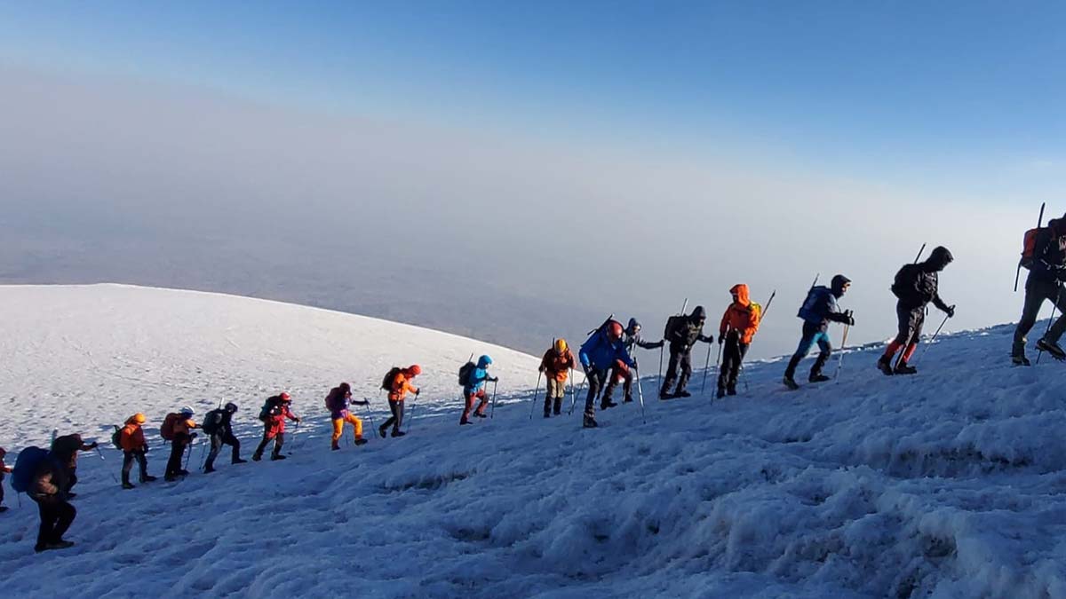 Ağrı Dağı'nın zirvesindeki şapka buzulları eriyor