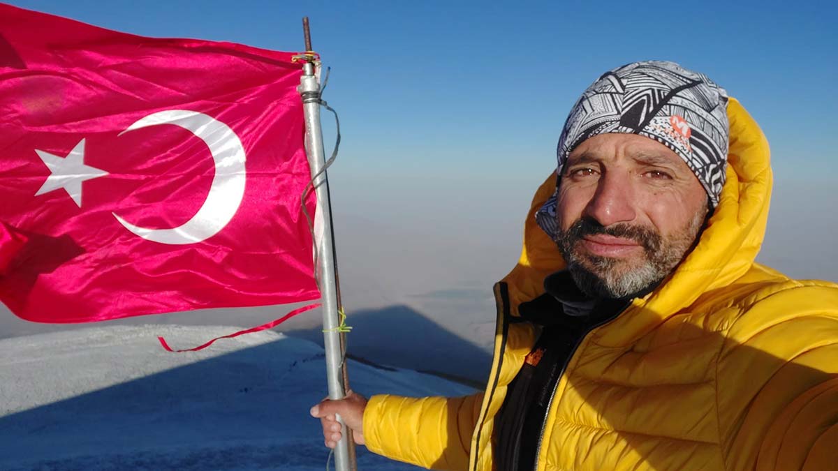 'Türkiye'nin çatısı' olarak nitelendirilen Ağrı Dağı'nın zirvesindeki şapka buzulları, son yıllarda etkili olan küresel ısınma nedeniyle eriyor. Ağrı Dağı'nın ağladığını söyleyen dağcılar, bu hızlı erimeyle zirveye yakın yerlerde buzul dereler oluştuğunu belirtti.