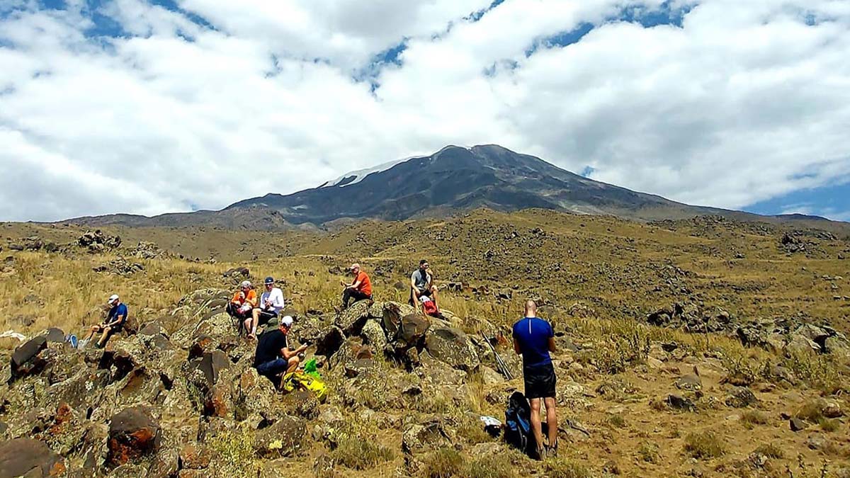Ağrı Dağı'nın zirvesindeki şapka buzulları eriyor