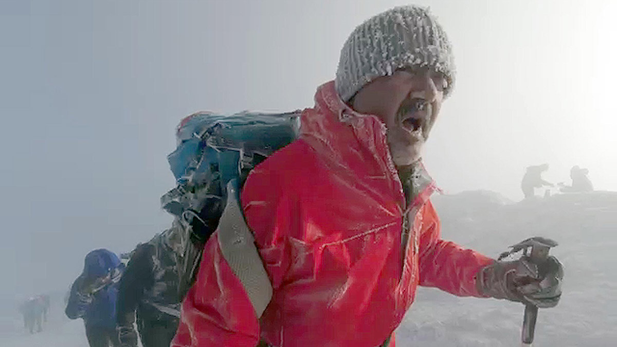 İngiltere'den Ağrı Dağı'na gelen 5 dağcı, rehberleri Mustafa Tekin ile zorlu tırmanış gerçekleştirdi. Dağcılar Ağrı Dağı zirvesinde Kraliçe Elizabeth'i andı.