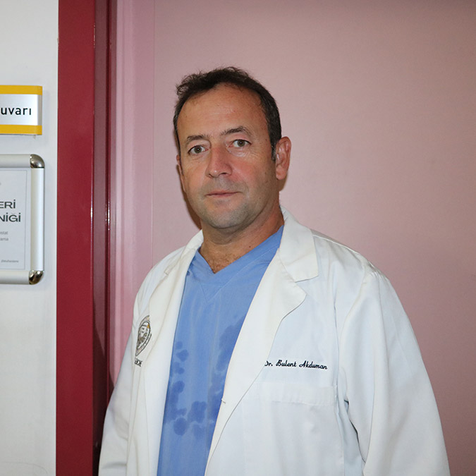 Zonguldak Bülent Ecevit Üniversitesi Üroloji Ana Bilim Dalı'nda görevli Prof. Dr. Bülent Akduman, ailesinde prostat öyküsü bulunan 40 yaş üstü erkeklerin, prostat kanseri tarama polikliniğine başvurması gerektiğini belirtti.