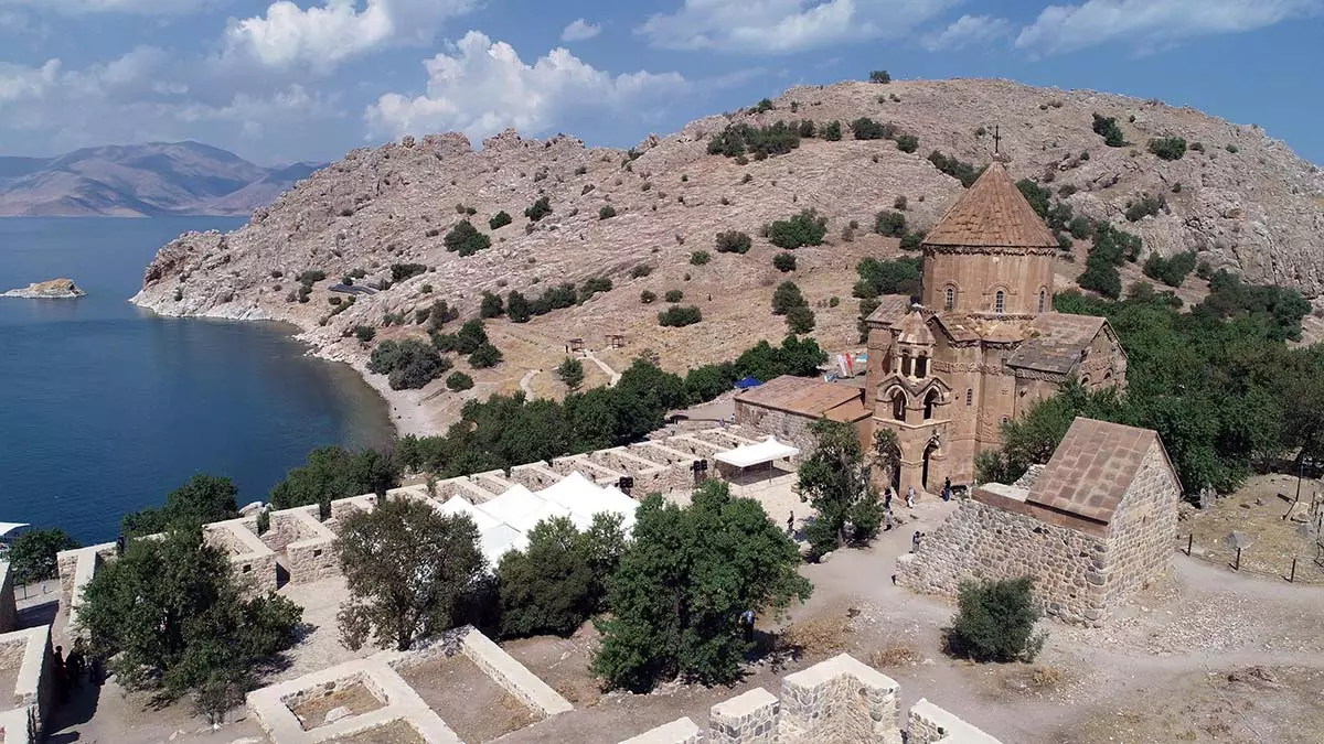 Van gölü üzerindeki akdamar adası'nda bulunan, ermeniler için büyük önemi olan tarihi akdamar kilisesi'nde 10'uncu ayin yapılacak.  