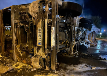 Motor yağı yüklü TIR devrilip alev aldı