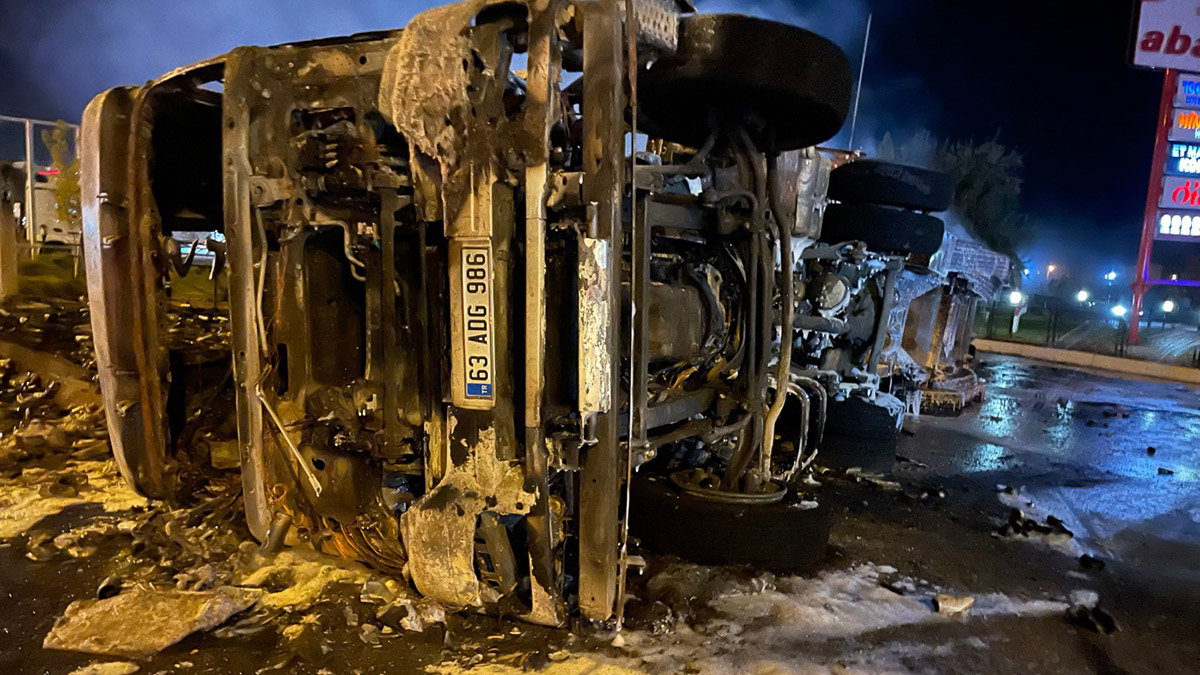 Motor yağı yüklü TIR devrilip alev aldı
