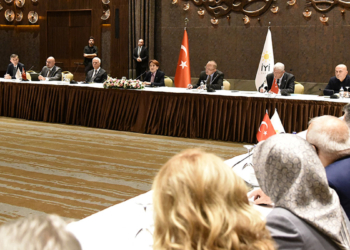 Meral Akşener partinin Başkanlık Divanı ile buluştu