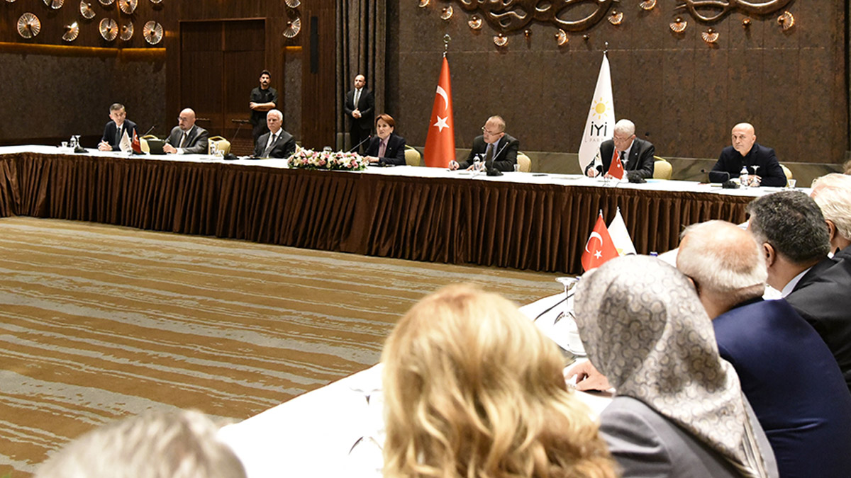 Meral Akşener partinin Başkanlık Divanı ile buluştu